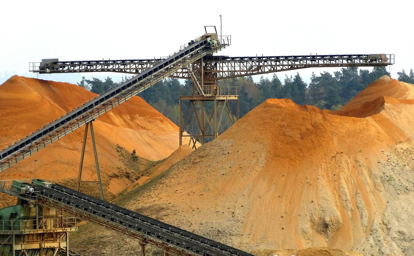 Automated conveyor and crusher system